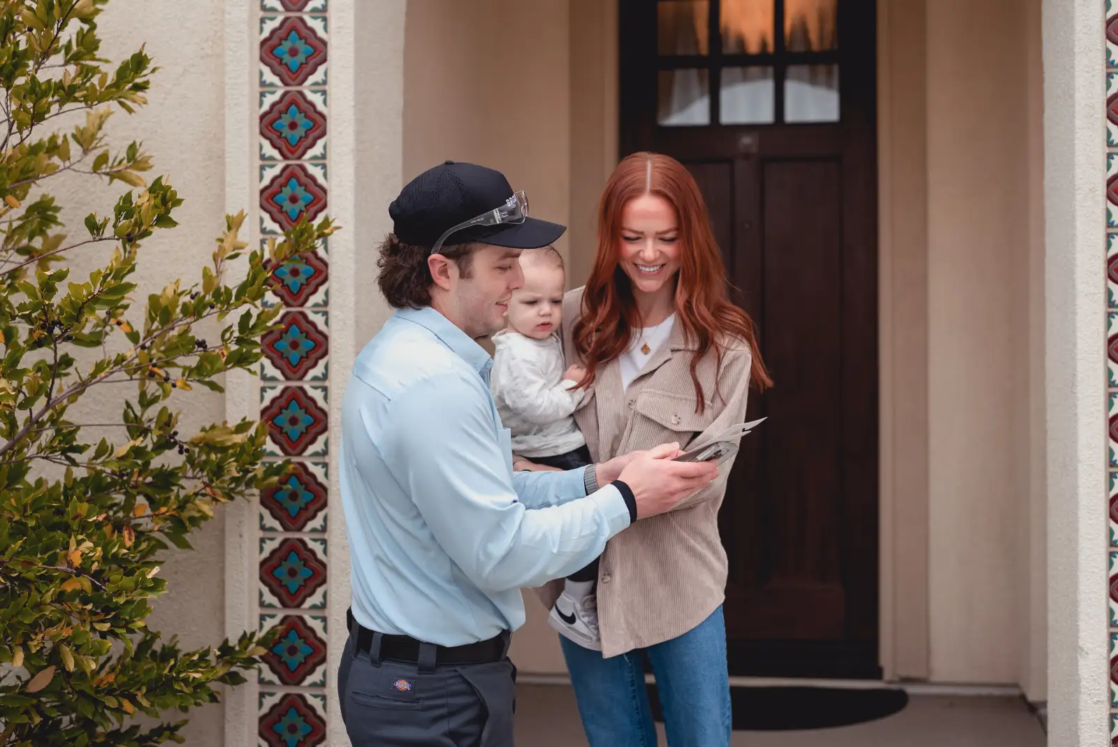 Pest Control technician speaking to a woman about pest control services.